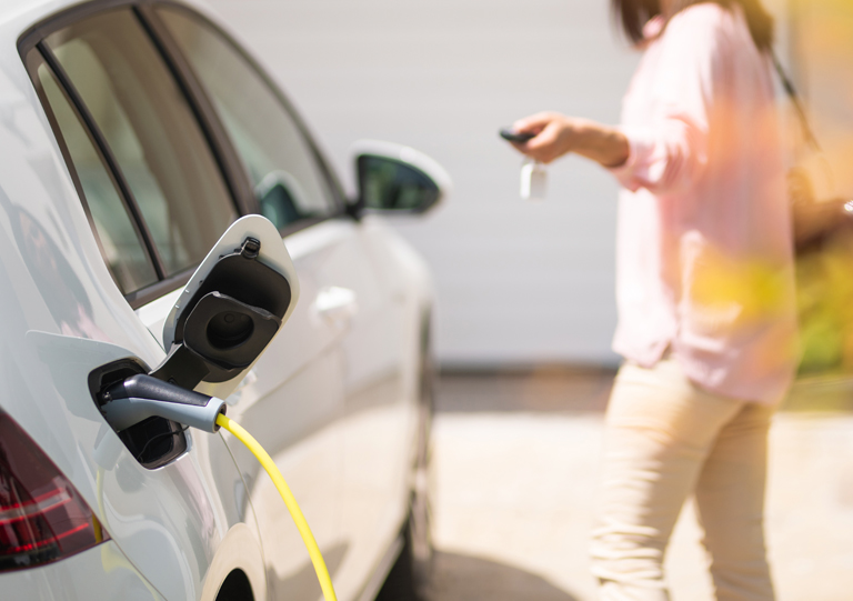 カンタン設置！ 自宅でいつでも充電